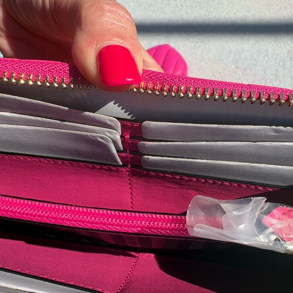 NWT Victoria's Secret Large Hot Pink Quilted Wallet 🛍️❤️💕 - Picture 10 of 11